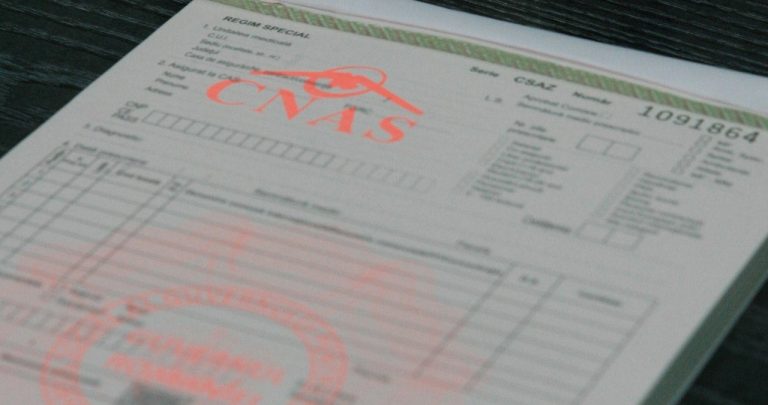 Un pacient frustrat stând la tejgheaua unei farmacii cu rețeta medicală în mână în timp ce farmacistul ridică din umeri