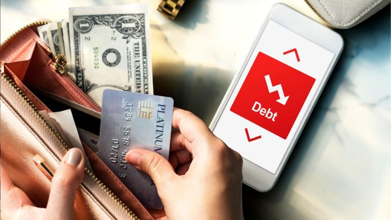 Utilizator panicat blocand cardul bancar din aplicatia de pe telefonul mobil