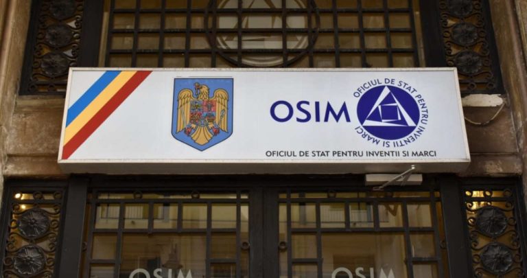 Un antreprenor completând online formularul de înregistrare a unei mărci comerciale pe portalul oficial al OSIM în 2026