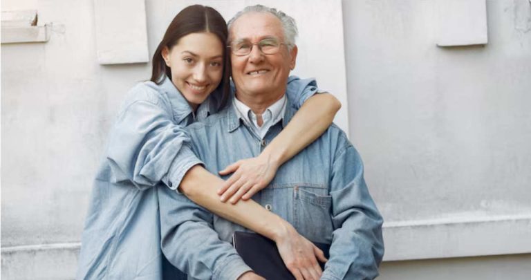 Un judecător analizând raportul anchetei sociale emis de autoritatea tutelară într-un dosar pentru instituirea curatelei unei persoane vârstnice