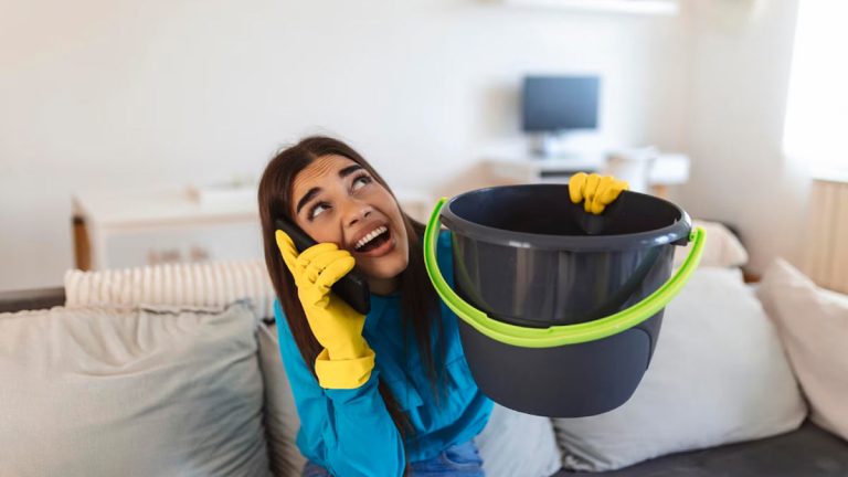 Inundație apartament de la vecinul de sus tavan umed recuperare daune