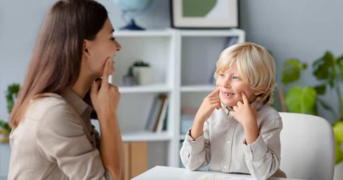 Un părinte discutând cu un psiholog clinician din cadrul comisiei CJRAE pentru obținerea certificatului de orientare școlară CES