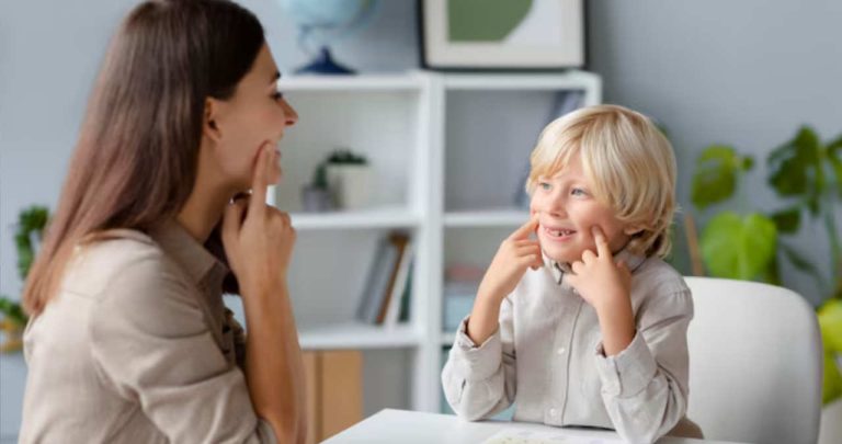 Un părinte discutând cu un psiholog clinician din cadrul comisiei CJRAE pentru obținerea certificatului de orientare școlară CES