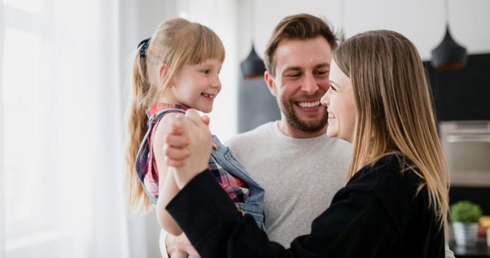 copil de vârstă școlară, în fața unei clădiri de Primărie, având un dosar cu acte în cealaltă mână