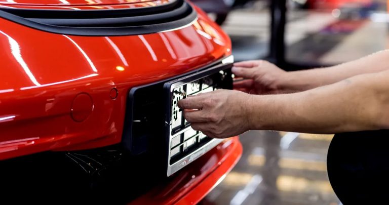 Mașină parcată pe stradă căreia îi lipsește plăcuța de înmatriculare