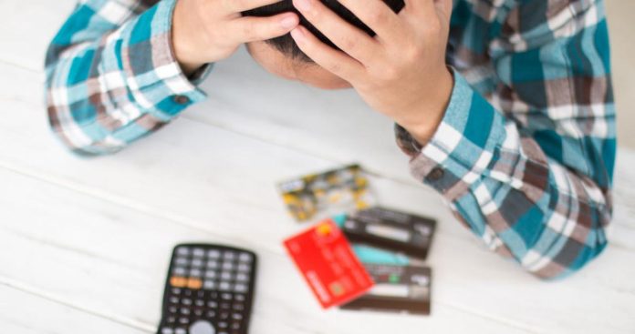 Aplicație bancară pe telefon mobil afișând un mesaj de cont blocat sau poprire activă