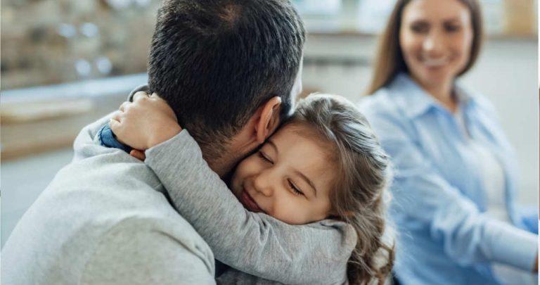 Un asistent social din partea DGASPC discutând dosarul de adopție cu o familie viitoare adoptatoare în vederea eliberării atestatului