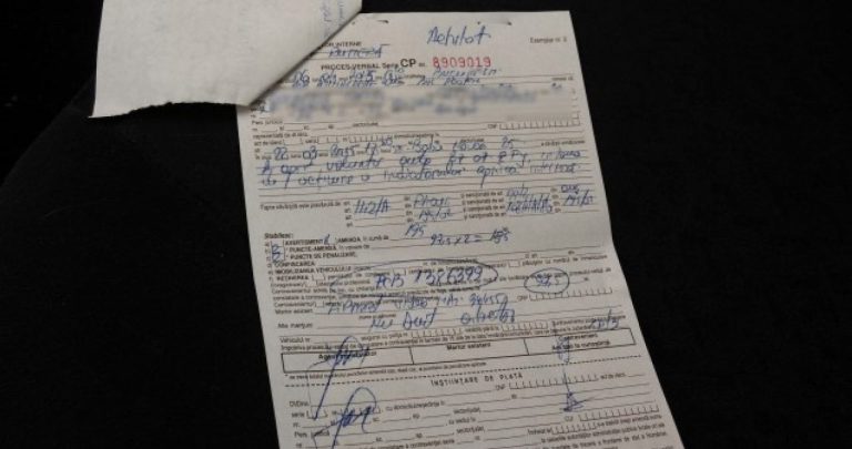 Un șofer ținând un proces-verbal de amendă și un plic poștal cu ștampilă roșie vizibilă în fața unui calendar