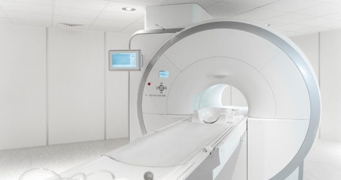 Un echipament medical avansat de imagistică prin rezonanță magnetică (RMN) pregătit pentru examinarea unui pacient într-o clinică privată