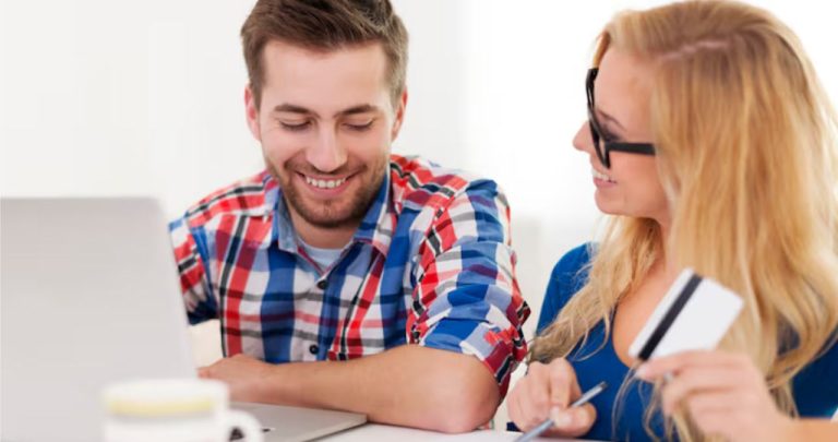 economii financiare majore peste un scadențar de credit ipotecar tăiat cu un stilou roșu