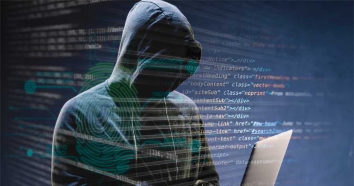 Operator de securitate cibernetică analizând o fraudă online raportată pe platforma oficială DNSC în anul 2026