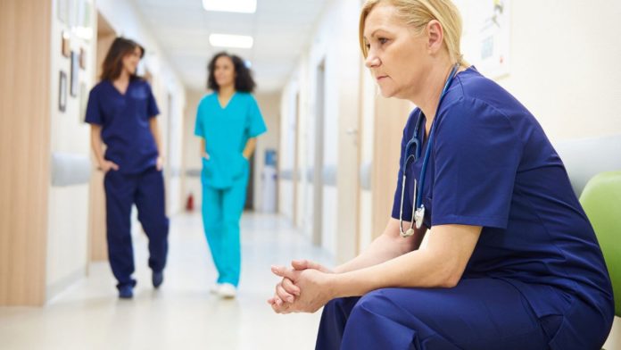 Stetoscoape, acte medicale si un ciocan de judecator pe un birou