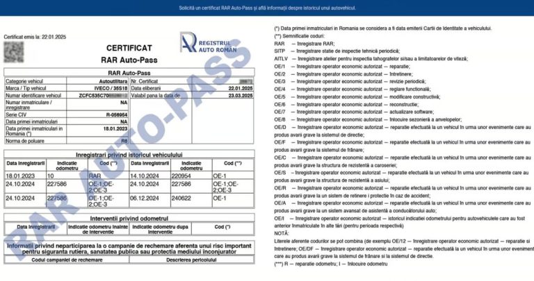 Un cumpărător scanând cu telefonul mobil codul QR de pe un certificat RAR Auto-Pass lângă o mașină rulată