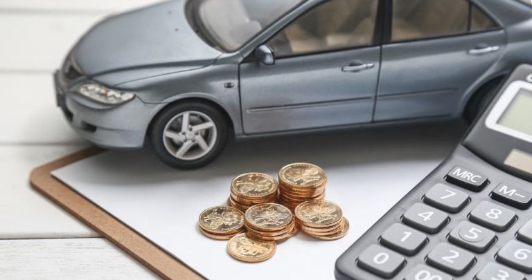 Un șofer semnând documente de daună la biroul unui asigurător, având cheile mașinii și o factură de service pe masă