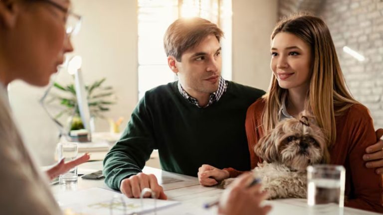 Chirias nemultumit citind contractul de inchiriere alaturi de proprietar