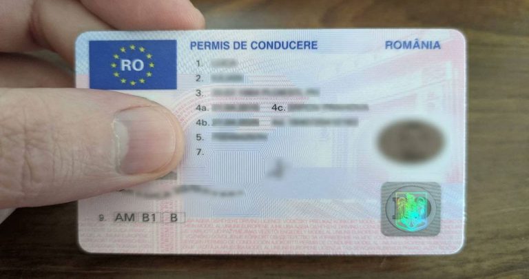 Permis de conducere românesc și un formular oficial de restituire a actelor rutiere reținute