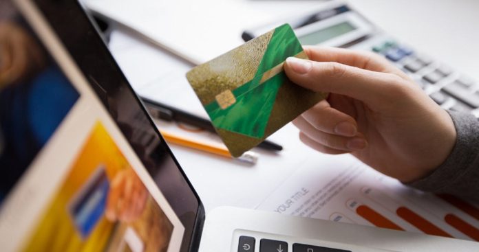 Refinantare Credite IFN Banca Clasica Dobanzi 2026 Un client fericit semnând un contract de refinanțare bancară la un birou luminos, tăind un extras de cont IFN cu o dobândă uriașă