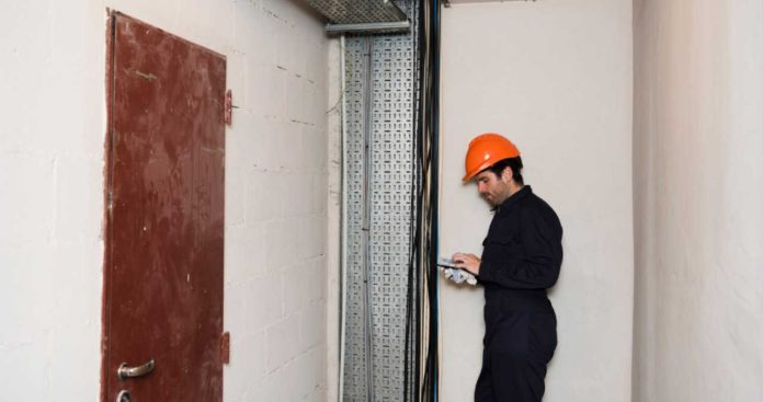 Refuz Acces Apartament Reparatii Coloana Comuna Asociatie Un instalator așteptând la ușa unui apartament alături de președintele asociației de proprietari pentru a repara coloana de apă comună