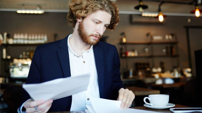 Facturi de intretinere si un ciocan de judecator pe o masa