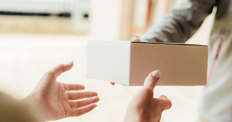 Un client nemulțumit discutând cu o casieră la tejgheaua unui magazin de haine, având bonul fiscal în mână