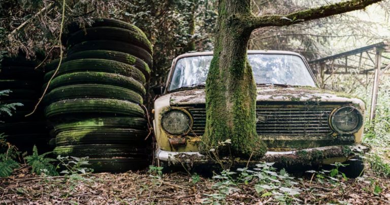 somație pe parbrizul unui vehicul abandonat pe domeniul public