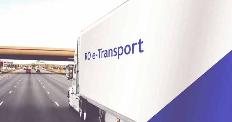 Sofer de camion verificand aplicatia RO e-transport pentru codul UIT valabil