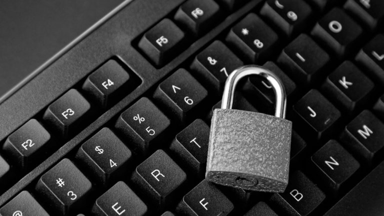 Utilizator stergand informatii personale dintr-un laptop cu un scut GDPR