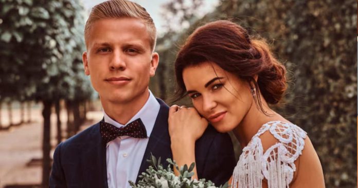 Un cuplu de tineri proaspăt căsătoriți completând cererea pentru obținerea stimulentului financiar la ghișeul Direcției de Asistență Socială