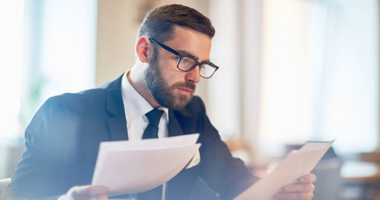 Antreprenor semnând cererea de suspendare a activității pentru ONRC