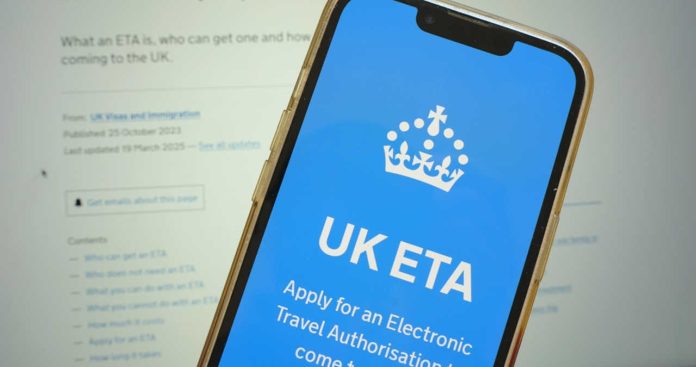 Taxa UK ETA Romani Autorizatie Calatorie Marea Britanie Un turist scanând pașaportul biometric cu telefonul mobil folosind aplicația oficială UK ETA pentru a obține autorizația de călătorie