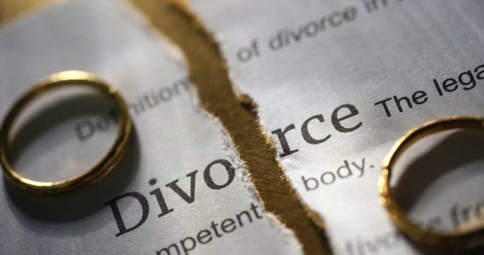 Funcționar de la Starea Civilă aplicând mențiunea de divorț pe un registru oficial pe baza unei hotărâri judecătorești străine traduse