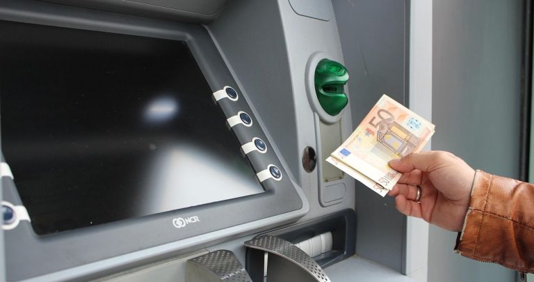 Bani falși de la bancomat: Cum recuperezi suma în 2026