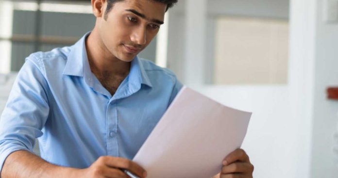 Un tânăr semnând un contract de voluntariat și primind certificatul oficial care îi atestă experiența profesională