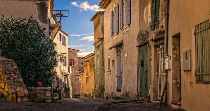 Cumperi casă Legea 112 în 2026: Riscuri și Pași Legali