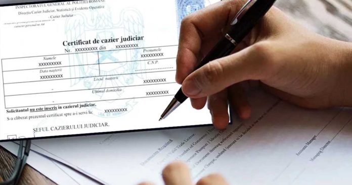 Obtinere Cazier Judiciar Strainatate Online MAI Un cetățean român aflat în străinătate descărcând certificatul de cazier judiciar în format electronic de pe portalul HUB MAI folosind un laptop