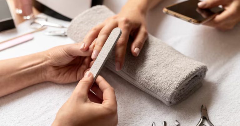 Un hol de bloc aglomerat cu mai mulți clienți care așteaptă la ușa unui apartament transformat în salon de cosmetică