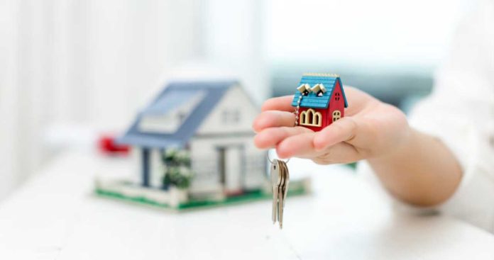 Recuperare Garantie Chirie Proprietar Instanta Un chiriaș semnând procesul-verbal de predare a apartamentului alături de proprietar la finalul contractului de închiriere