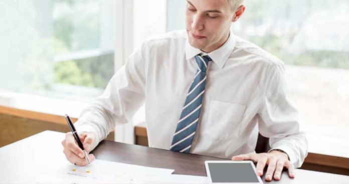 Un antreprenor semnând un raport de evaluare ANEVAR pentru a stabili valoarea impozabilă a sediului firmei sale din apartament