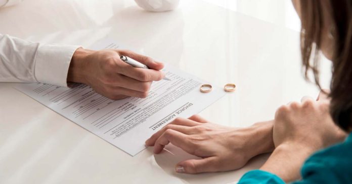 Idei de mesaje de încurajare și susținere după un divorț Persoană privind cu speranță spre orizont, simbolizând un nou început și mesaje de susținere după divorț