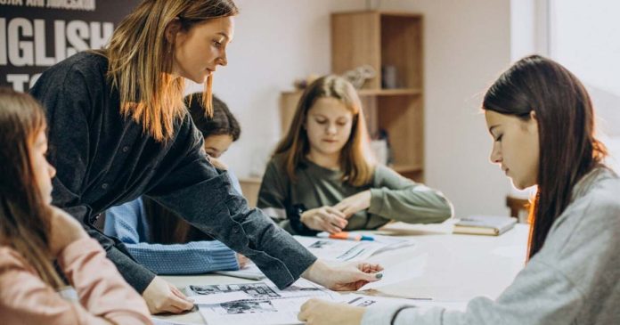 Idei de mesaje și urări pentru profesori în prima zi de școală Elev în prima zi de școală, pregătit cu flori și mesaje pentru profesori la început de an școlar