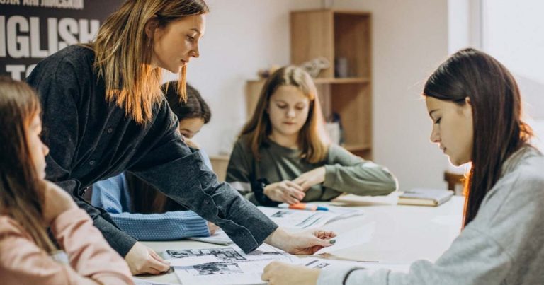 Elev în prima zi de școală, pregătit cu flori și mesaje pentru profesori la început de an școlar